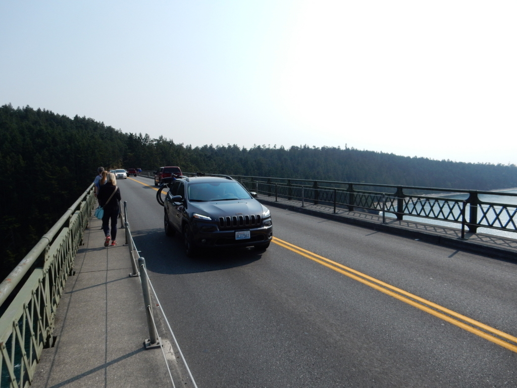 Auf der Bruecke ueber den Deception Pass.